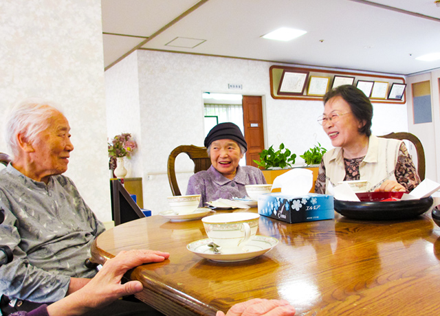 写真：茶話会ボランティアの様子