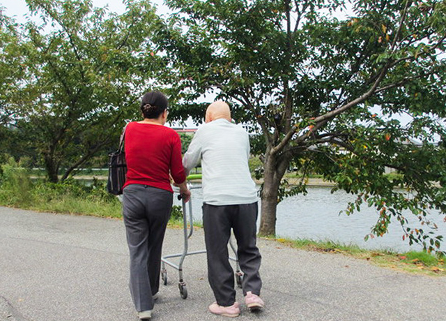 写真：お散歩ボランティアの様子