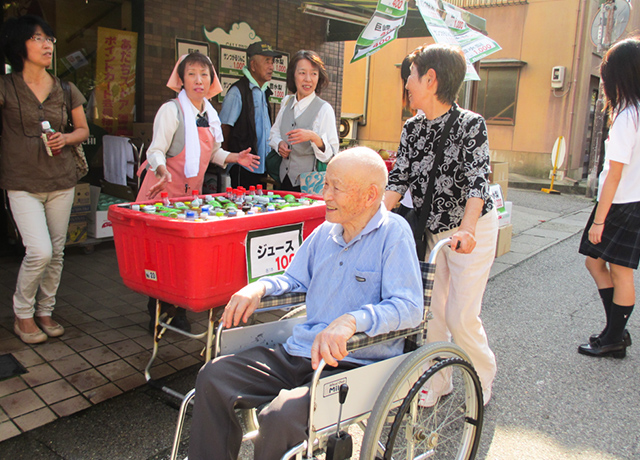 写真：外出ボランティアの様子